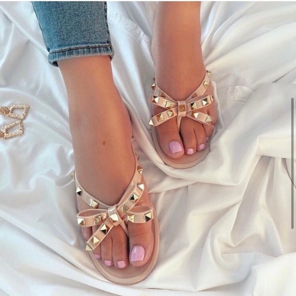 LAST PAIR: Beige vegan leather bow studded slip on women’s cute summer sandal - Picture 4 of 4